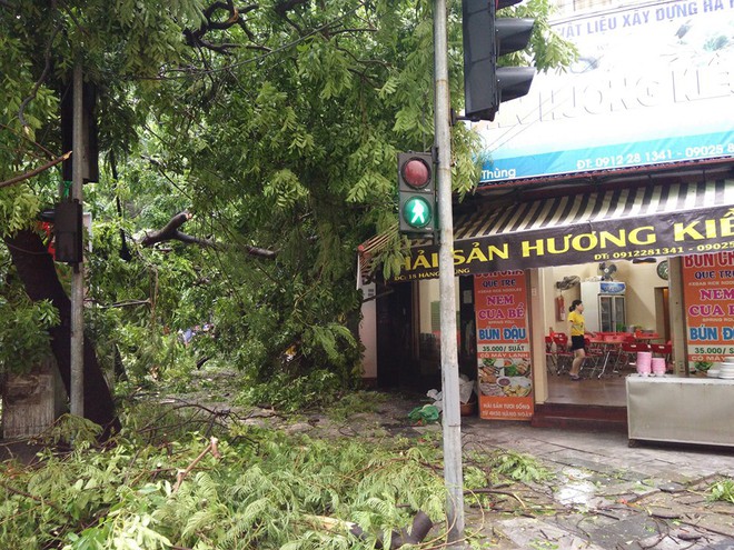 Sau cơn mưa suốt đêm, nhiều nơi ở Hà Nội chìm trong biển nước, cây lớn đổ đè một phần taxi - Ảnh 15.