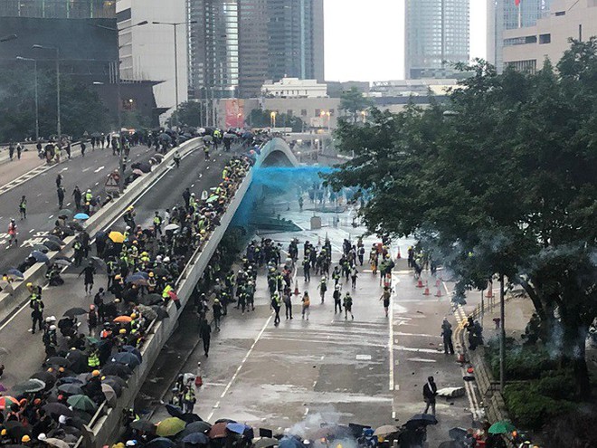 Người biểu tình Hong Kong ném bom xăng vào văn phòng chính quyền - Ảnh 2.