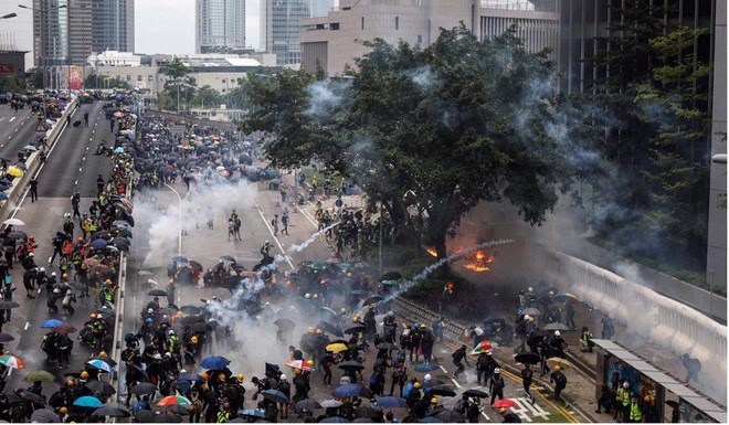 Hong Kong: Người biểu tình chuẩn bị phong tỏa sân bay - Ảnh 1.