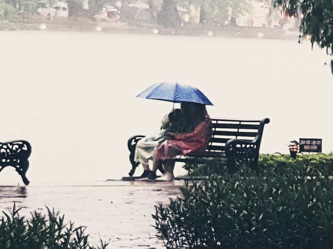 Góc ngôn tình: Cặp đôi nắm tay nhau dưới mưa không rời suốt 1 tiếng đồng hồ và phản ứng hài hước của dân mạng - Ảnh 1.
