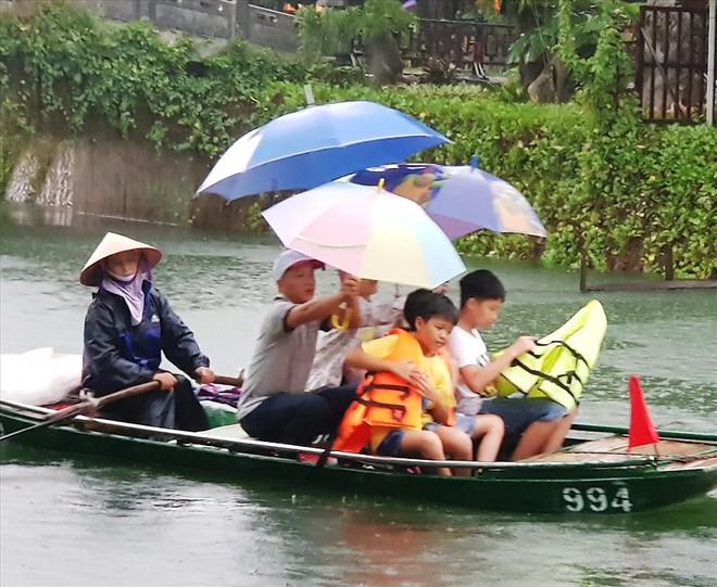 Hàng nghìn du khách đội mưa du thuyền tại Tràng An - Ảnh 2.