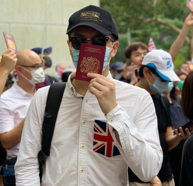Hong Kong: Kiều dân Anh kéo đến Lãnh sự quán Anh nhờ giúp đỡ - Ảnh 2.