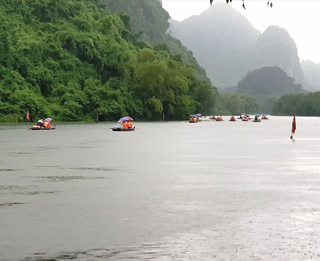 Hàng nghìn du khách đội mưa du thuyền tại Tràng An - Ảnh 3.