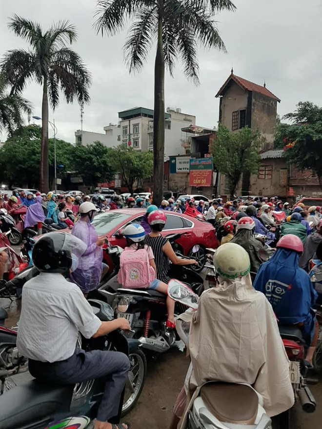 Bức ảnh phản ánh tình trạng giao thông Hà Nội sáng nay khiến nhiều người toát mồ hôi - Ảnh 14.