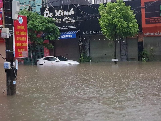 Đường Hà Nội biến thành sông, ô tô  ở Thái Nguyên ngập tới nóc trong sáng nay là do đâu? - Ảnh 3.