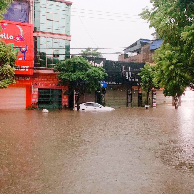 Hàng loạt ô tô, xe máy chìm nghỉm trong trận ngập khủng khiếp ở TP Thái Nguyên - Ảnh 11.