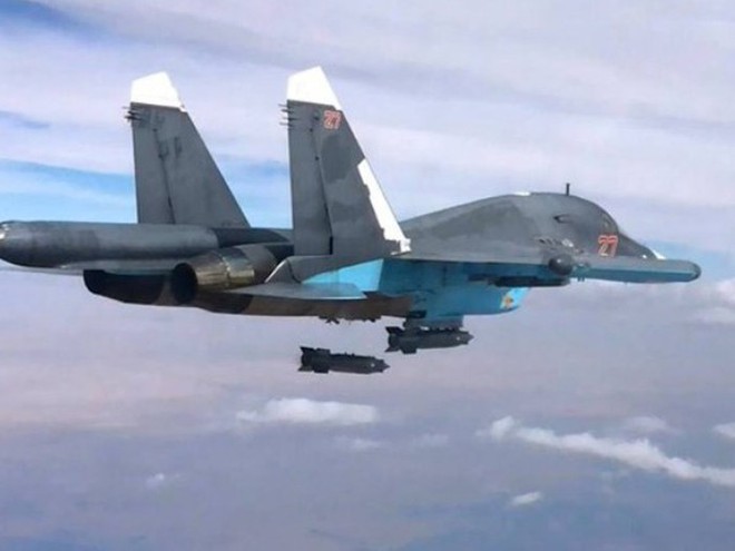 Cận cảnh thiệt hại của Thú mỏ vịt Su-34 sau vụ va chạm trên bầu trời Lipetsk - Ảnh 2.