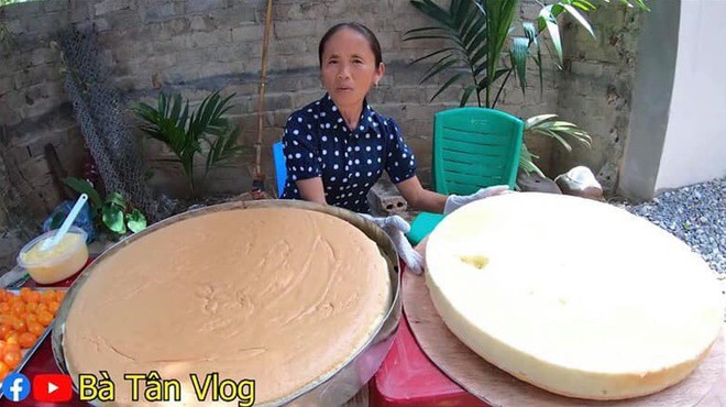 Giỏi như bà Tân Vlog: Bột trộn lõng bõng mà vẫn nướng được cốt bánh căng đét, dân làm bánh đành ngả mũ chịu thua - Ảnh 3.