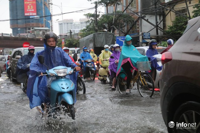 Hà Nội mưa như trút nước, nhiều tuyến phố ngập thành sông - Ảnh 3.