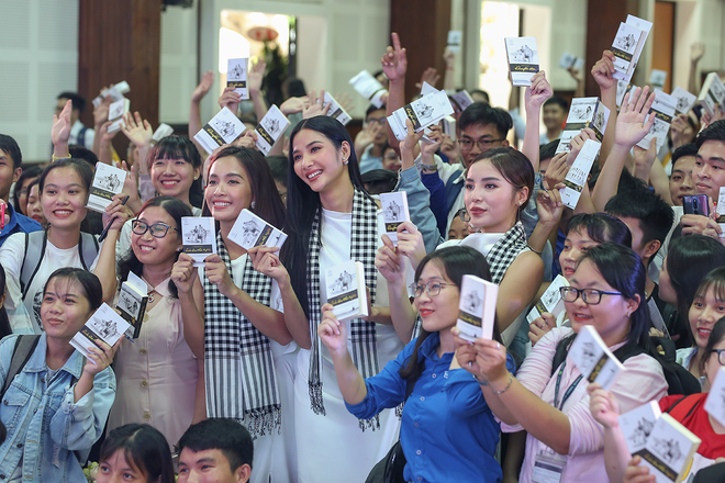 Á hậu Hoàng Thùy - Từ bán sim điện thoại đến cuộc thi Miss Universe: Đây là vũ khí đã giúp tôi đổi đời! - Ảnh 4.