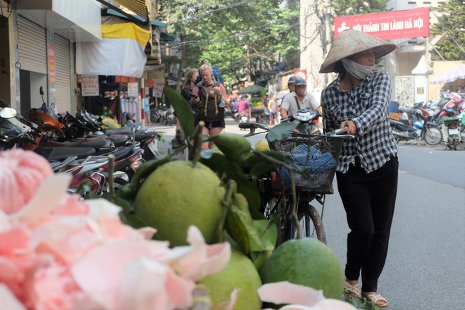 Người dân đội nắng mua đồ Rằm Trung thu, tiểu thương căng thẳng chạy đua với thời gian - Ảnh 9.