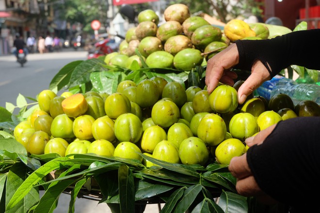 Người dân đội nắng mua đồ Rằm Trung thu, tiểu thương căng thẳng chạy đua với thời gian - Ảnh 11.