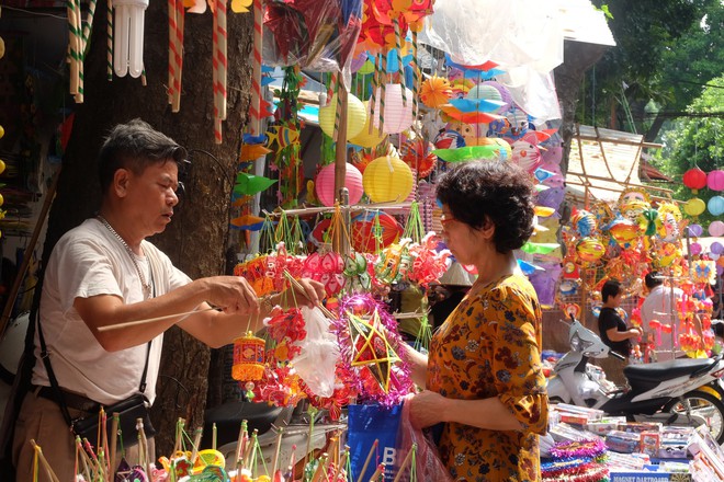 Người dân đội nắng mua đồ Rằm Trung thu, tiểu thương căng thẳng chạy đua với thời gian - Ảnh 2.