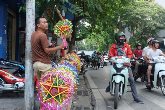 Người dân đội nắng mua đồ Rằm Trung thu, tiểu thương căng thẳng chạy đua với thời gian - Ảnh 6.