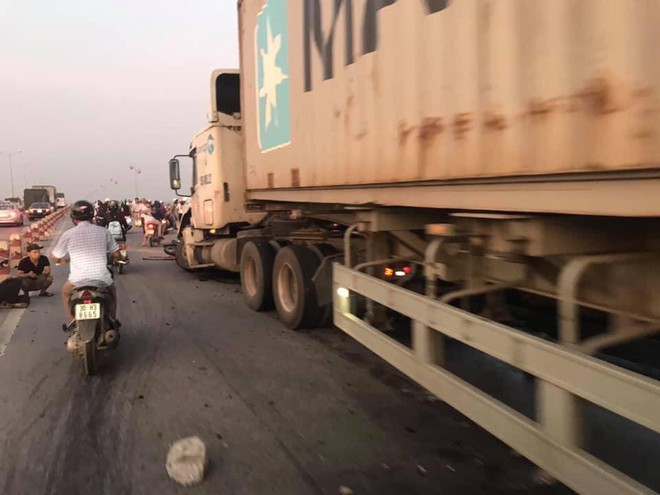 Clip: Thời điểm xảy ra vụ container mất lái tông hàng loạt xe máy trên cầu Thanh Trì - Ảnh 2.