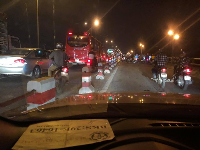 Clip: Thời điểm xảy ra vụ container mất lái tông hàng loạt xe máy trên cầu Thanh Trì - Ảnh 6.