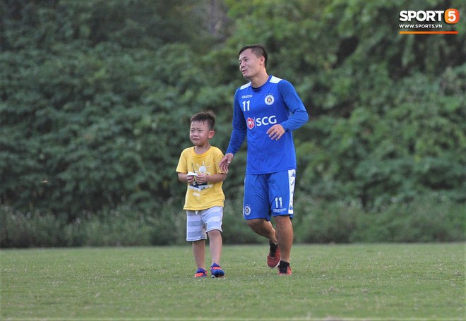 Con trai tiền vệ Thành Lương chiếm trọn spotlight ở sân tập bởi sự tinh nghịch, đáng yêu - Ảnh 12.