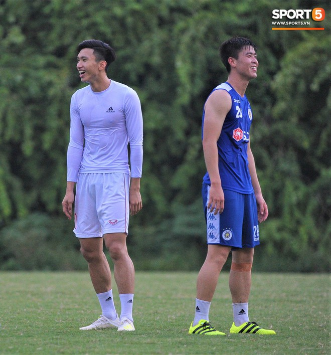 Con trai tiền vệ Thành Lương chiếm trọn spotlight ở sân tập bởi sự tinh nghịch, đáng yêu - Ảnh 13.