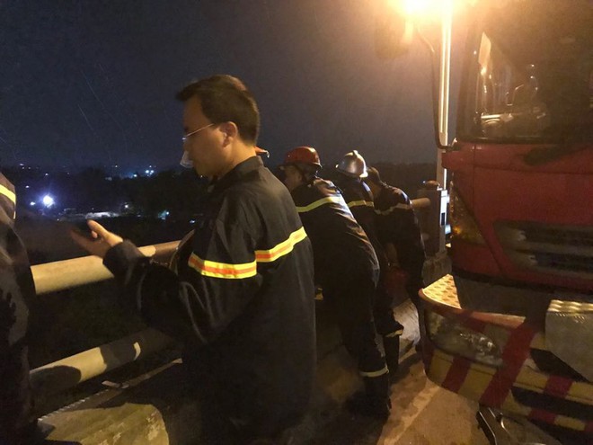 Hiện trường vụ tai nạn xe container tông hàng loạt xe máy, 1 người bay xuống sông Hồng - Ảnh 4.