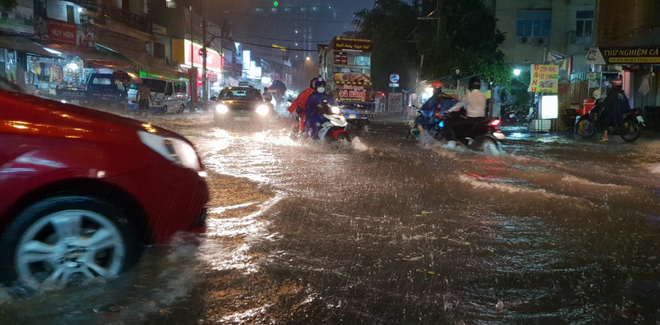 Mưa khủng khiếp khiến nhiều tuyến đường bị nhấn chìm, hàng trăm người dân đẩy xe đi bộ ở TP.HCM - Ảnh 10.