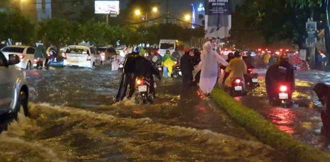 Mưa khủng khiếp khiến nhiều tuyến đường bị nhấn chìm, hàng trăm người dân đẩy xe đi bộ ở TP.HCM - Ảnh 12.