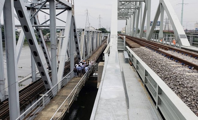 Khoảnh khắc chuyến tàu đầu tiên đi qua cầu sắt Bình Lợi mới - Ảnh 2.