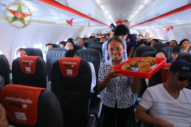 Tranh cãi việc bà Tân Vlog đưa bánh Trung thu “siêu to” lên máy bay Jetstar - Ảnh 4.