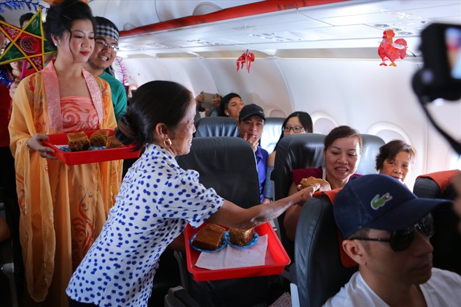 Tranh cãi việc bà Tân Vlog đưa bánh Trung thu “siêu to” lên máy bay Jetstar - Ảnh 5.