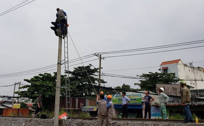 Khoảnh khắc chuyến tàu đầu tiên đi qua cầu sắt Bình Lợi mới - Ảnh 4.