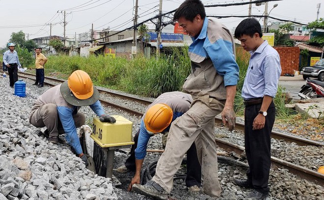 Khoảnh khắc chuyến tàu đầu tiên đi qua cầu sắt Bình Lợi mới - Ảnh 5.