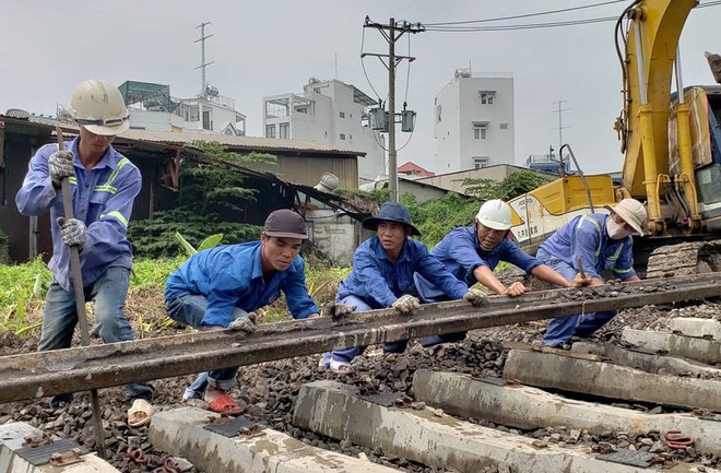 Khoảnh khắc chuyến tàu đầu tiên đi qua cầu sắt Bình Lợi mới - Ảnh 6.