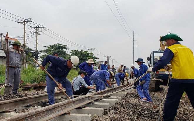 Khoảnh khắc chuyến tàu đầu tiên đi qua cầu sắt Bình Lợi mới - Ảnh 7.