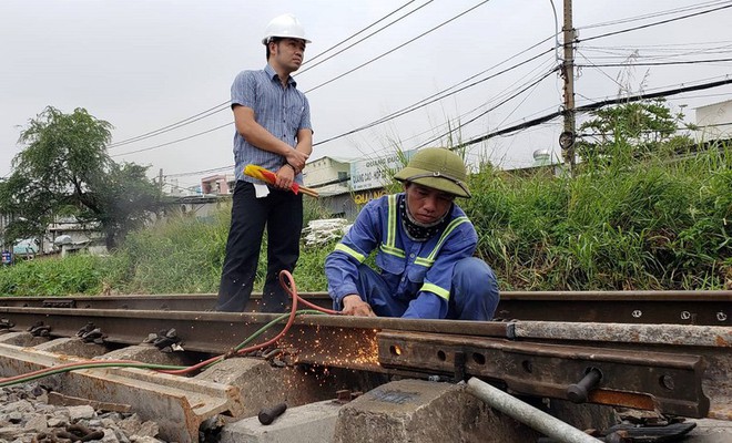 Khoảnh khắc chuyến tàu đầu tiên đi qua cầu sắt Bình Lợi mới - Ảnh 8.