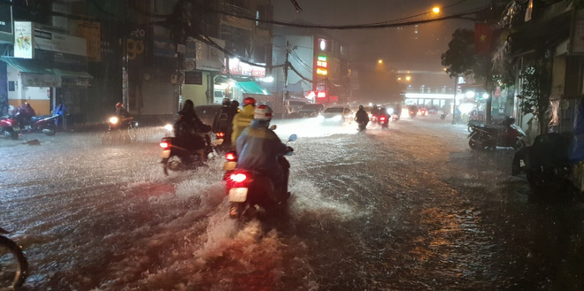 Mưa khủng khiếp khiến nhiều tuyến đường bị nhấn chìm, hàng trăm người dân đẩy xe đi bộ ở TP.HCM - Ảnh 9.