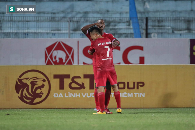 Quang Hải lập siêu phẩm đá phạt, Hà Nội FC chạm một tay vào chiếc cúp sau trận đấu kỳ lạ - Ảnh 2.