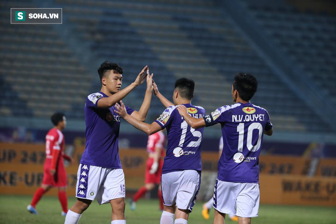 Quang Hải lập siêu phẩm đá phạt, Hà Nội FC chạm một tay vào chiếc cúp sau trận đấu kỳ lạ - Ảnh 7.