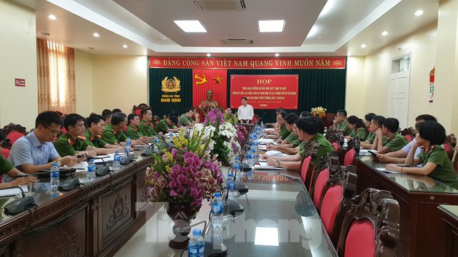 Công an Nam Định dùng lực lượng tinh nhuệ bảo vệ sân Thiên Trường - Ảnh 1.
