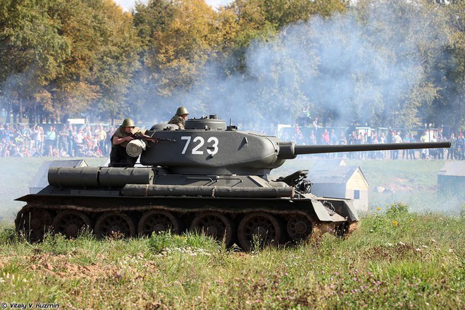 [ẢNH] Xe tăng T-34-85 Nga nhận lại từ Lào biểu diễn sức mạnh trên thao trường - Ảnh 11.
