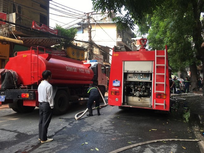 Cháy lớn cửa hàng trên đường La Thành, nhiều người nhảy xuống thoát thân  - Ảnh 3.