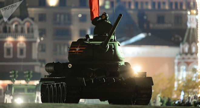 [ẢNH] Xe tăng T-34-85 Nga nhận lại từ Lào biểu diễn sức mạnh trên thao trường - Ảnh 7.