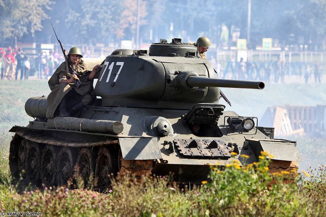 [ẢNH] Xe tăng T-34-85 Nga nhận lại từ Lào biểu diễn sức mạnh trên thao trường - Ảnh 10.