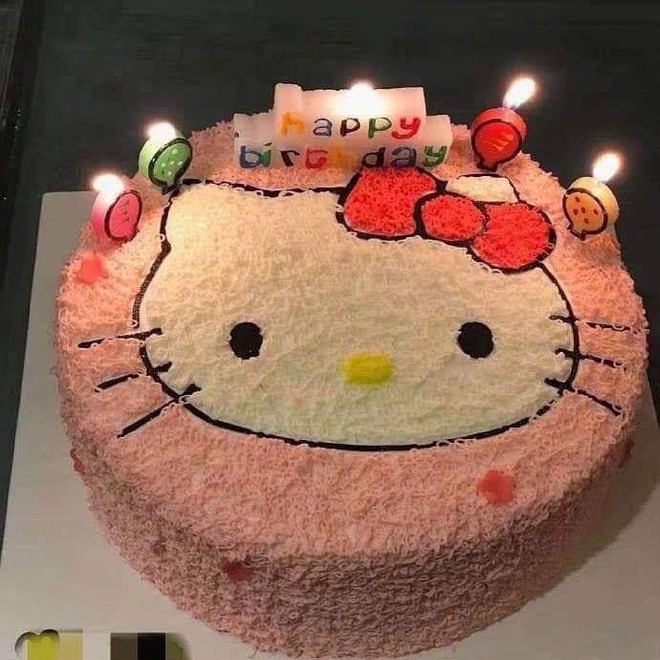 Đặt hình Hello Kitty, cô gái lại nhận về chiếc bánh mặt mèo bị tẩy trang, xấu tới mức không muốn thổi nến - Ảnh 2.