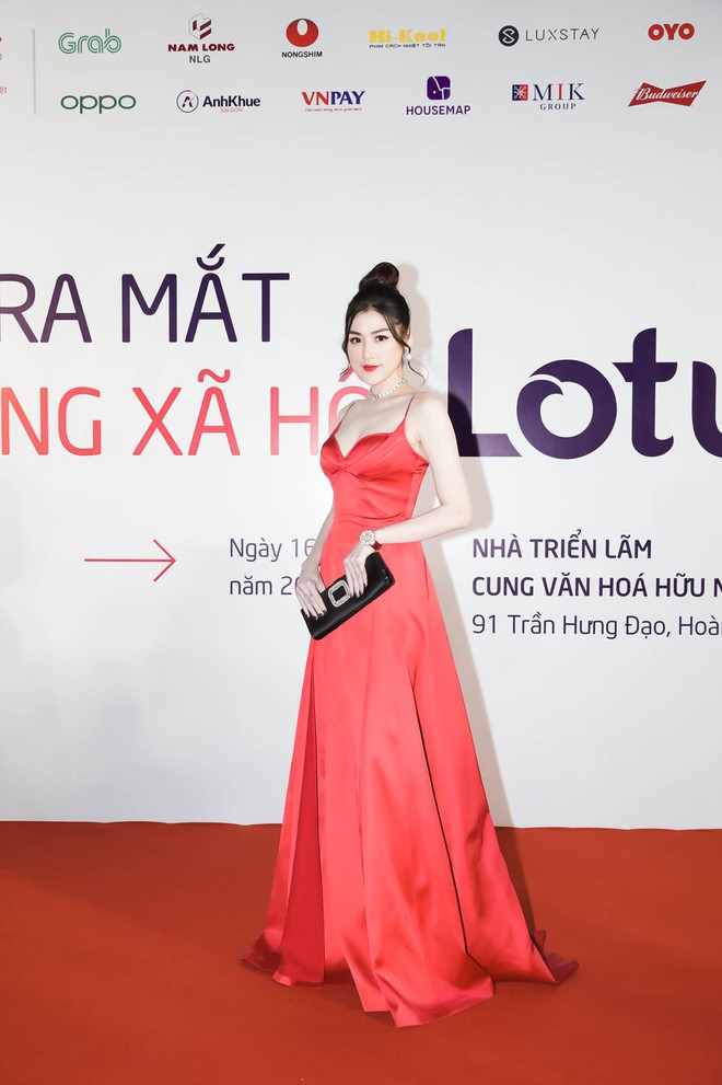 Á hậu Tú Anh diện đầm đỏ sexy xuất hiện trên thảm đỏ ra mắt MXH Lotus - Ảnh 6.