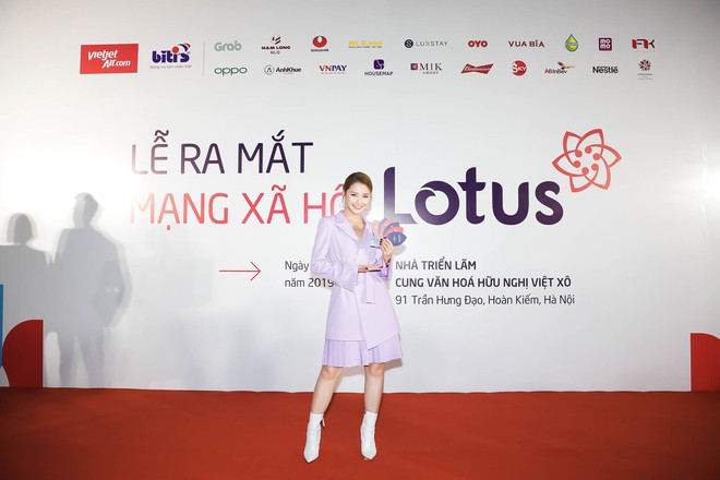 Á hậu Tú Anh diện đầm đỏ sexy xuất hiện trên thảm đỏ ra mắt MXH Lotus - Ảnh 7.