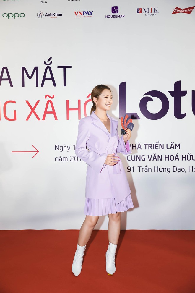 Á hậu Tú Anh diện đầm đỏ sexy xuất hiện trên thảm đỏ ra mắt MXH Lotus - Ảnh 9.