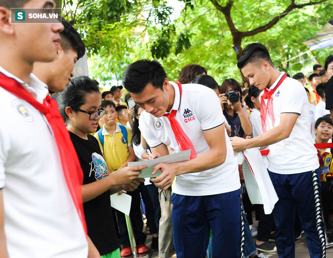 Bùi Tiến Dũng trả lời tinh tế, cùng Quang Hải làm náo loạn học đường - Ảnh 7.