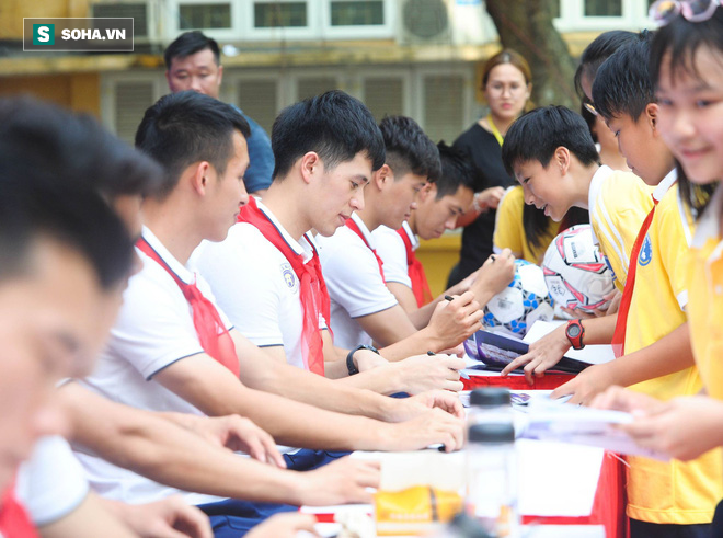 Bùi Tiến Dũng trả lời tinh tế, cùng Quang Hải làm náo loạn học đường - Ảnh 9.