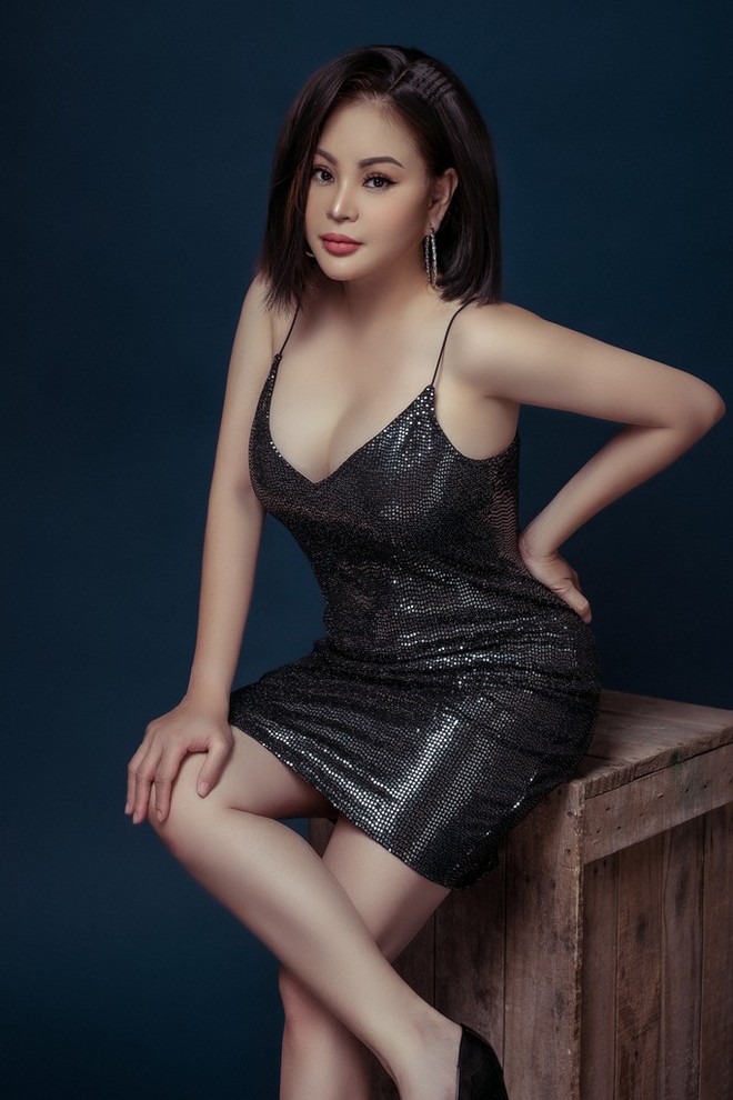 Danh hài Lê Giang thoải mái mặc sexy ở tuổi 47 - Ảnh 2.
