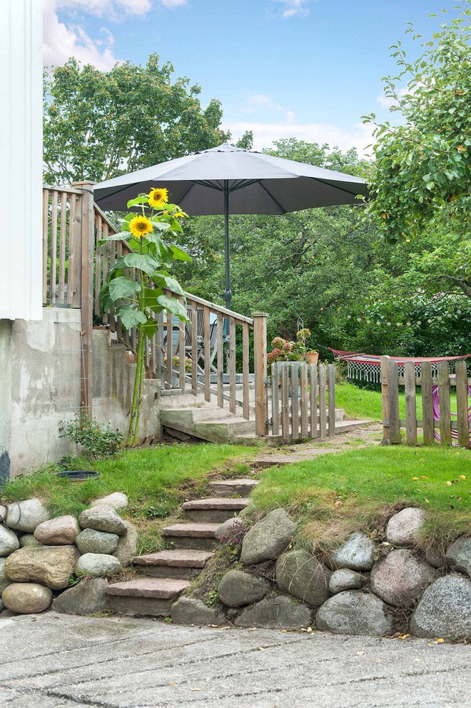 Ngôi nhà màu trắng nổi bật giữa mảnh vườn xanh dành cho ai yêu thích cuộc sống an lành chốn ngoại ô - Ảnh 3.