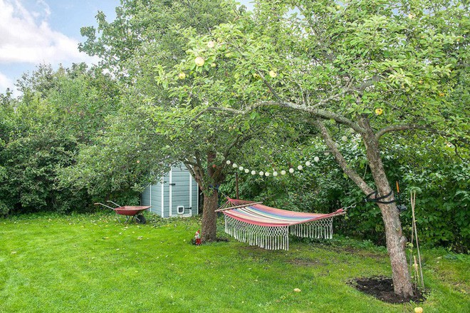Ngôi nhà màu trắng nổi bật giữa mảnh vườn xanh dành cho ai yêu thích cuộc sống an lành chốn ngoại ô - Ảnh 4.